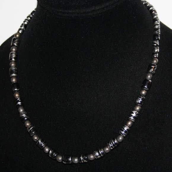 Beautiful silver and black beaded necklace 19" - Picture 1 of 5